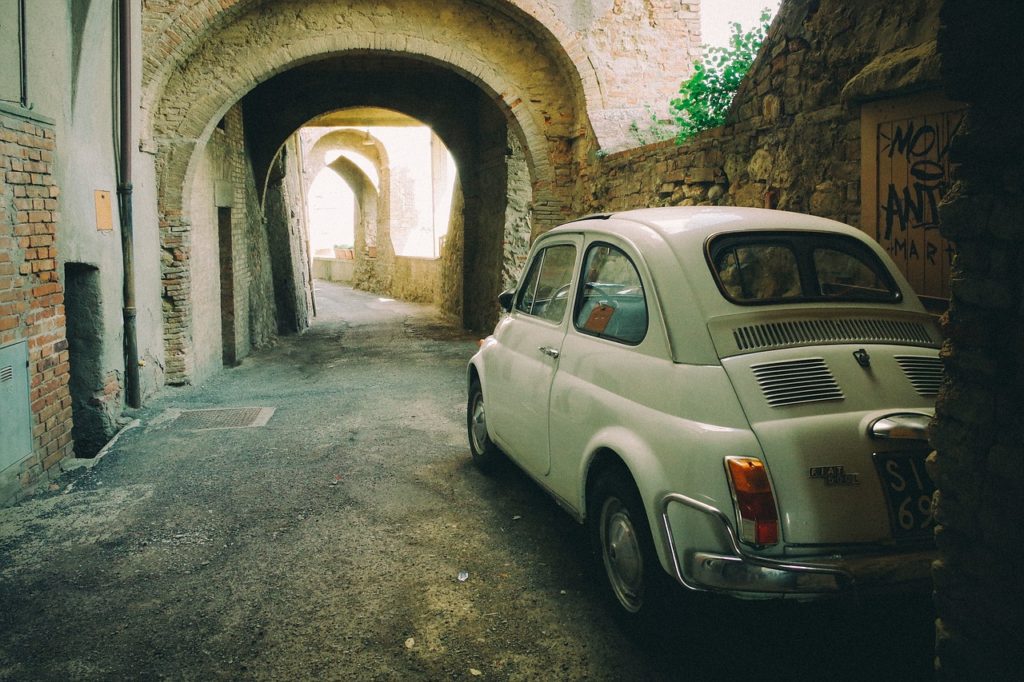 イタリアの石畳に似合う路地裏のクラシック チンク Nuova Cinquecentista